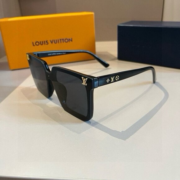 Louis Vuitton Women's Black Sunglasses - Picture 1 of 7